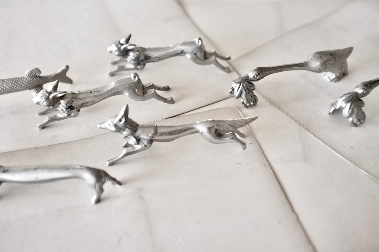 30s フランス 黙想する動物たちとアールデコ的カトラリーレスト 鷺さんと蛙さんa アンティーク