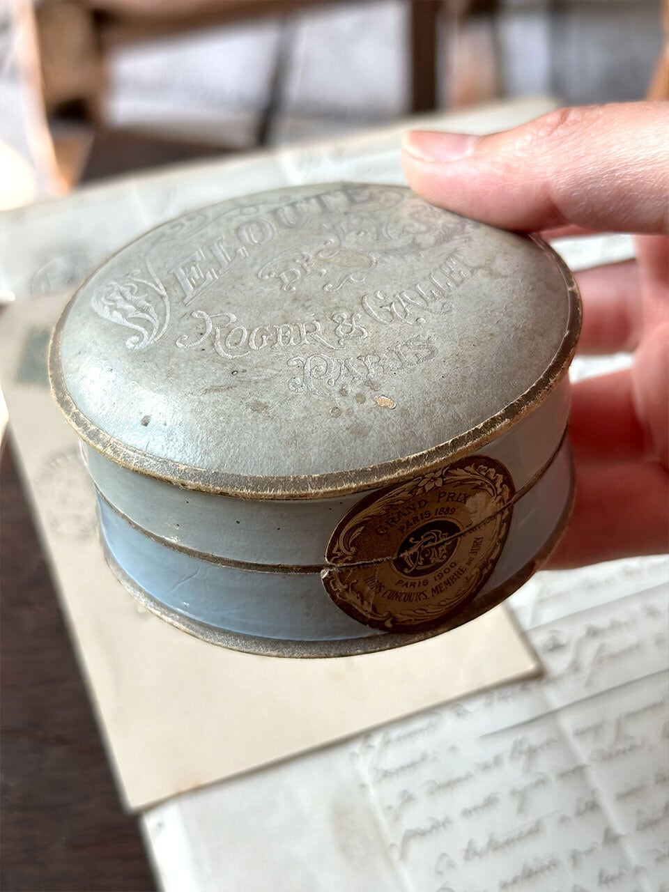 丸い紙箱 ROGER&GALLET ユリの粉 | Brocante de La Cocotte （フランス