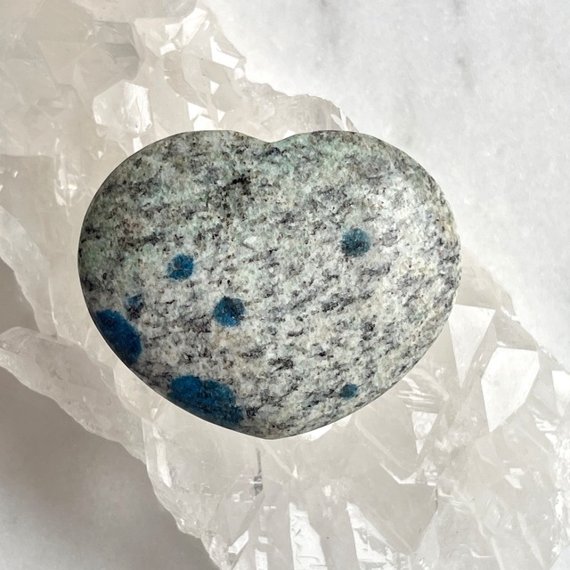 【レア・美石】ヒマラヤＫ２アズライト　ストーン　（ハート型）（ポーチつき）　5107
