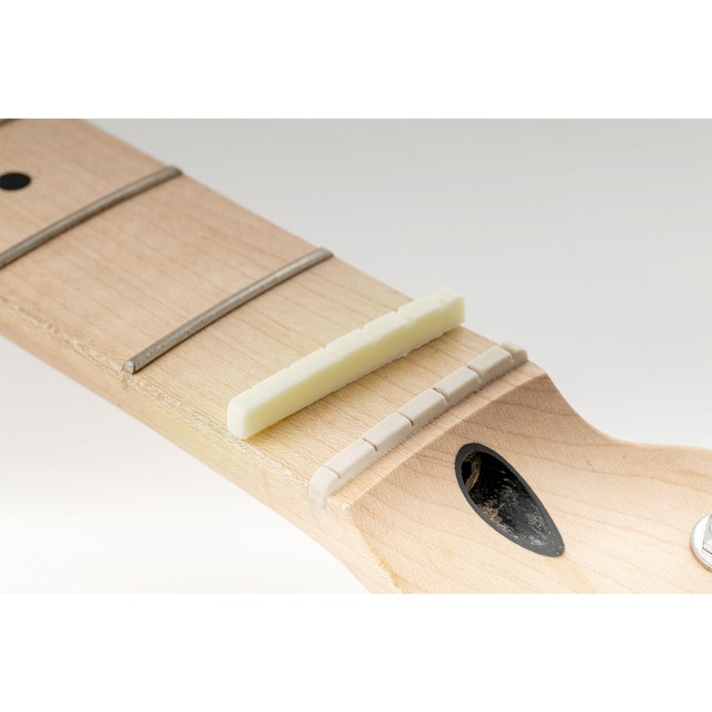 Musiclily Pro尿素樹脂プラスチック製 42mm 弦溝加工済みナット 6弦ストラトキャスター用 フラットボトム、ブラック(2個セット）