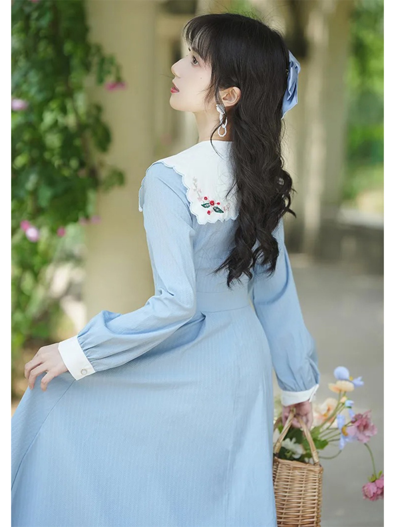 【0127】Square Collar Embroidery Long Sleeve Dress