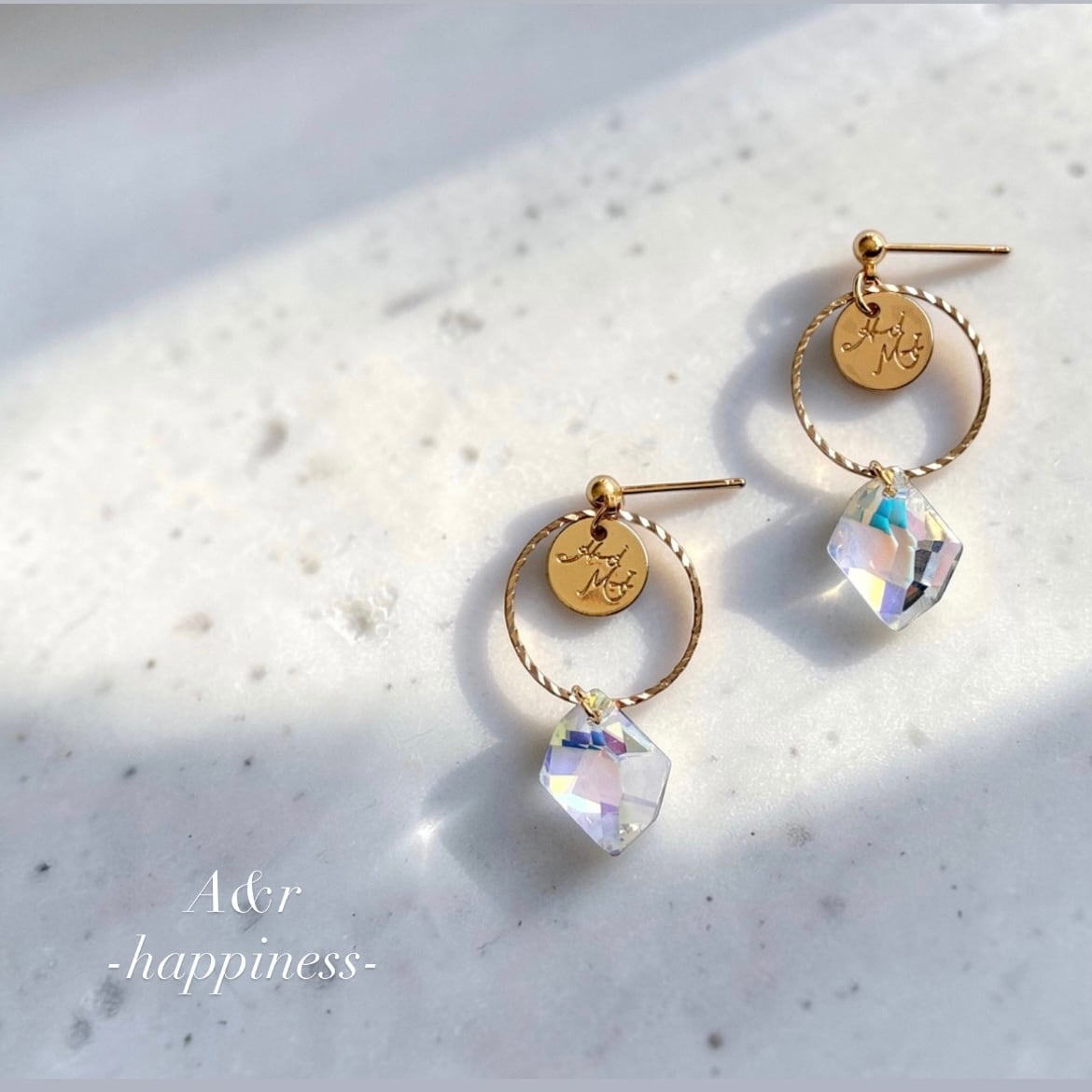 揺れる輝き｜クリスタル×ゴールドリングの大人ピアス｜上品シンプル