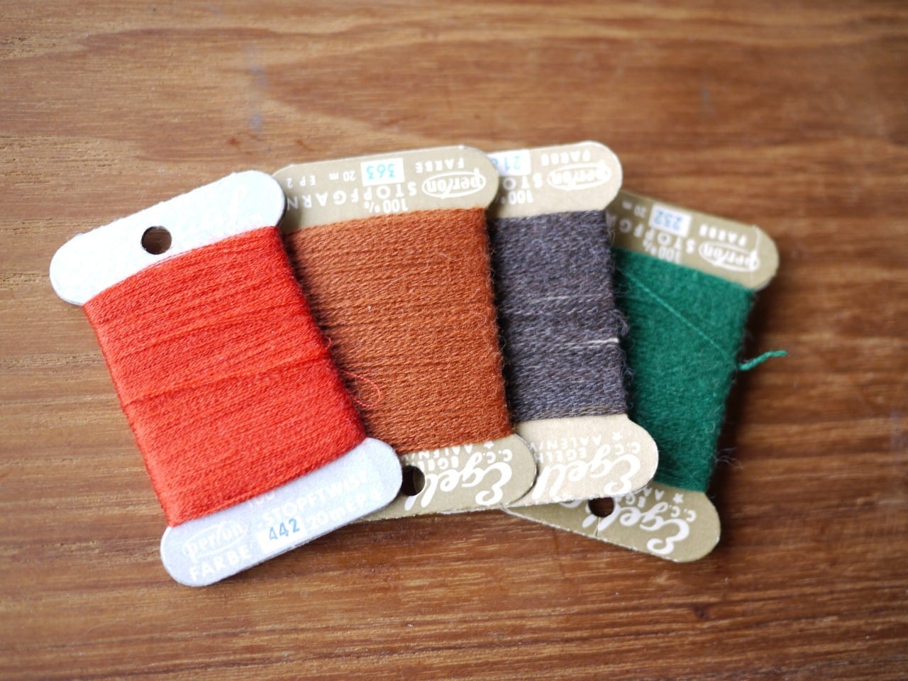 刺繍糸4巻 毛糸刺繍糸 エンブロイダリー糸 ウール刺繍糸 ヴィンテージ刺繍糸a