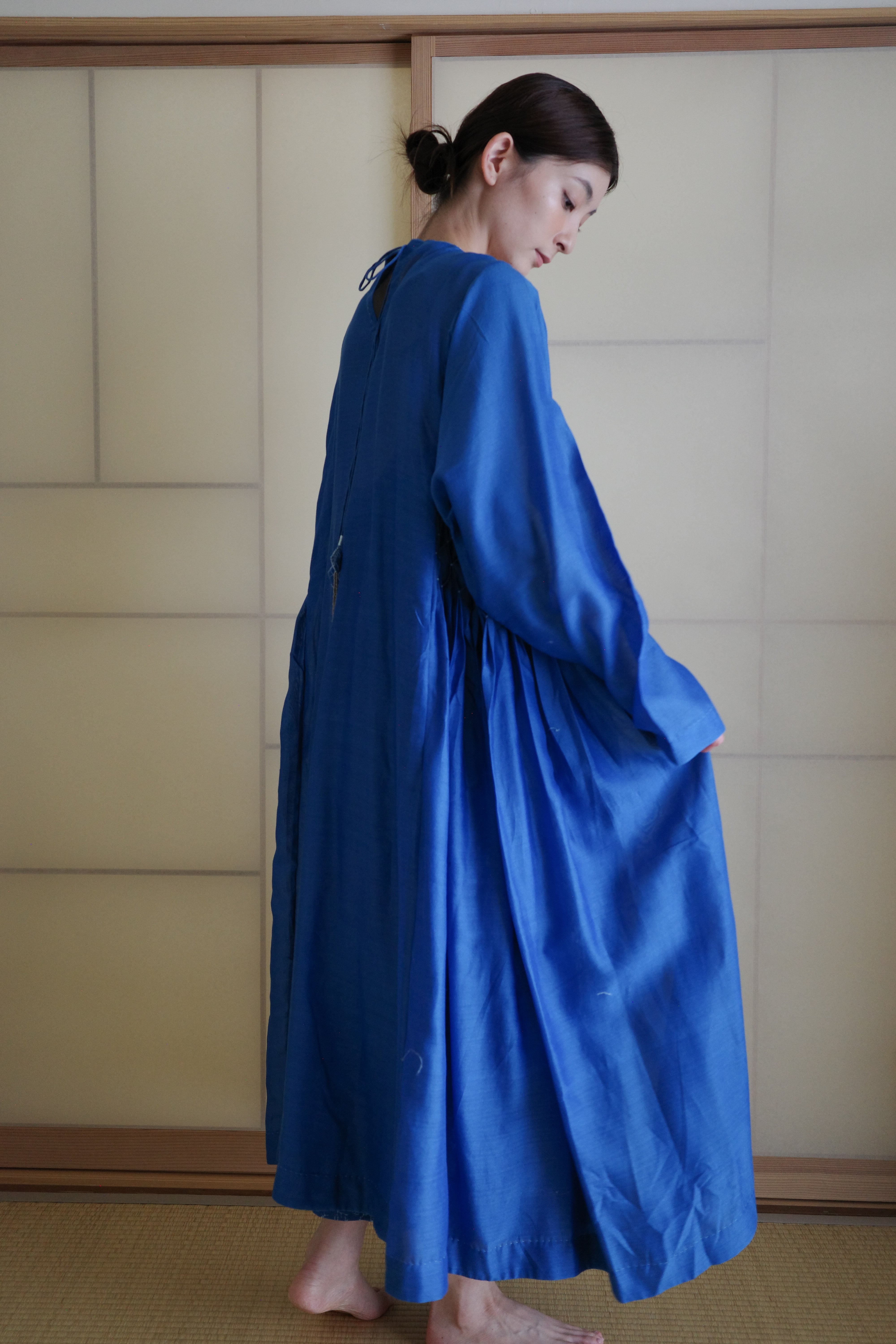 受注】AHMEV Snowdrop Smocking Dress + Slip BLUE | physis (ピュシス)