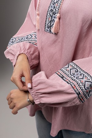 ウクライナ刺繍ヴィシヴァンカ クロスステッチ　手刺繍　ブラウス　麻　レディース・フリーサイズ