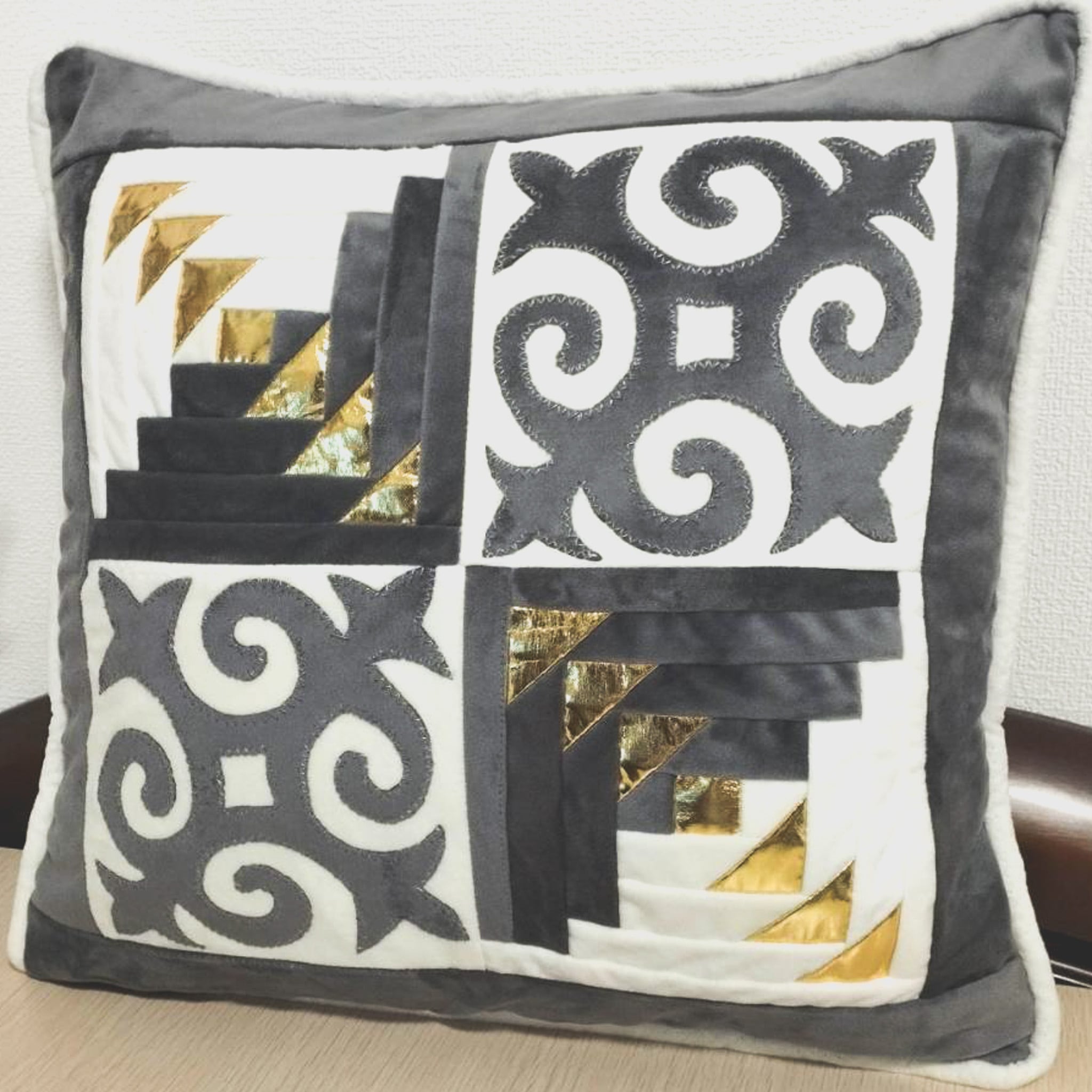 2月下旬再販予定！】グレー キルギス伝統 パッチワーククッション