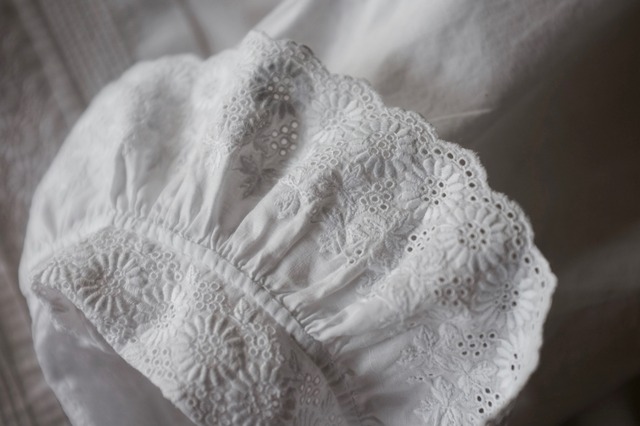 フランス 1900s 白花の反復と濃密な白の香りのフリルレースブラウス アンティーク