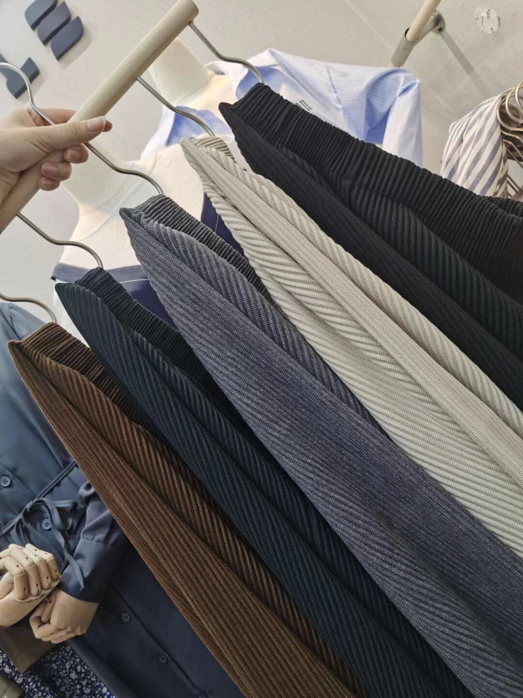 バックスリットリブニットスカート