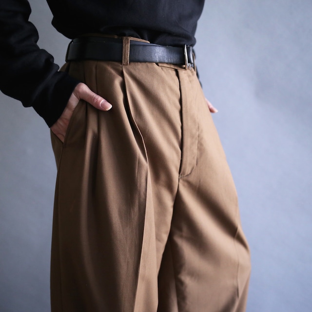 2-tuck straight silhouette brown super wide slacks