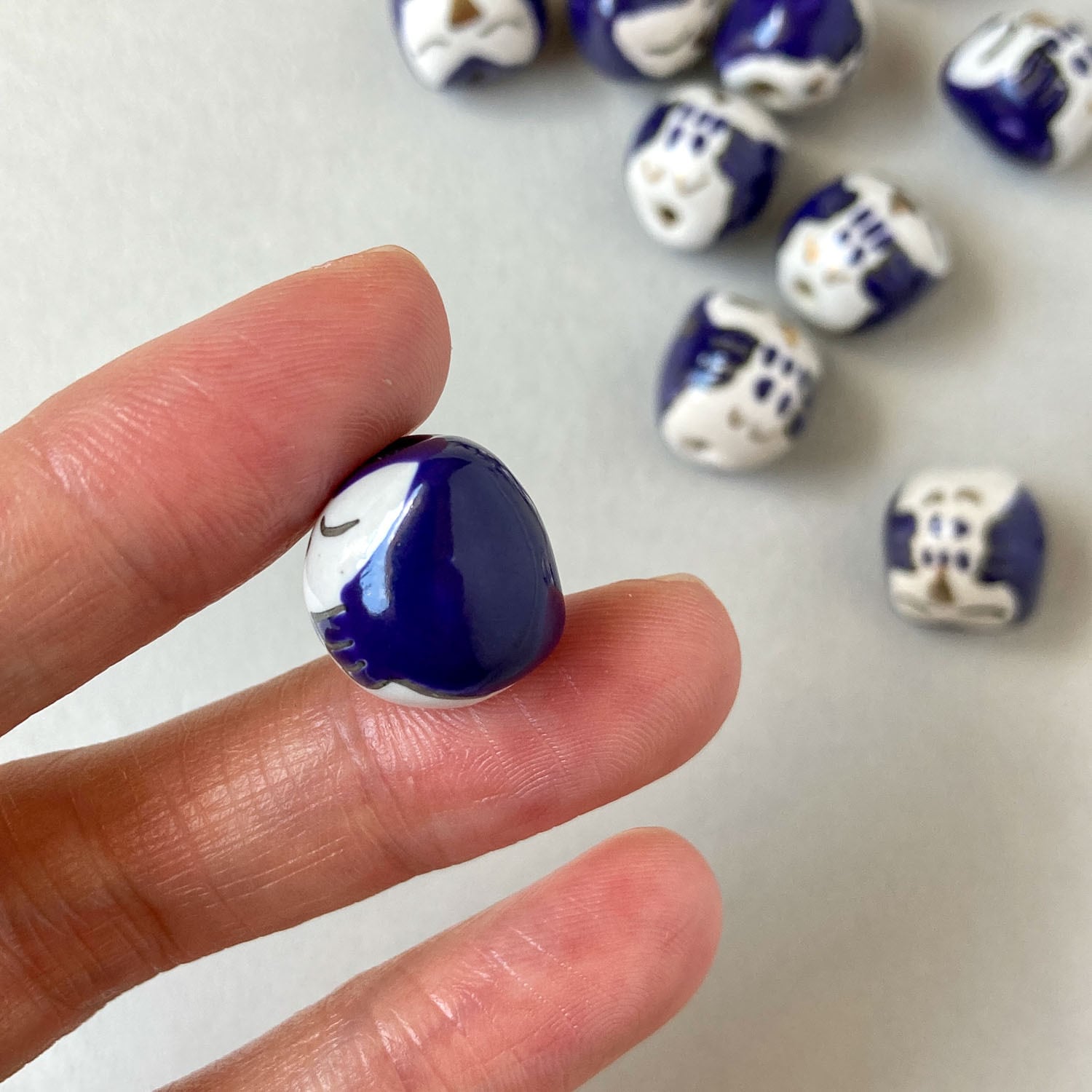 おやすみフクロウの陶器ビーズ（10mm） | Dua-アクセサリーパーツショップ