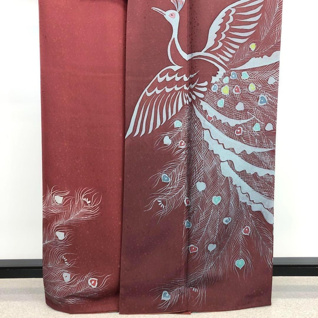 訪問着 作家物 羽ばたく孔雀 美しい羽根柄模様 暈し 深蘇芳色 K-3665  