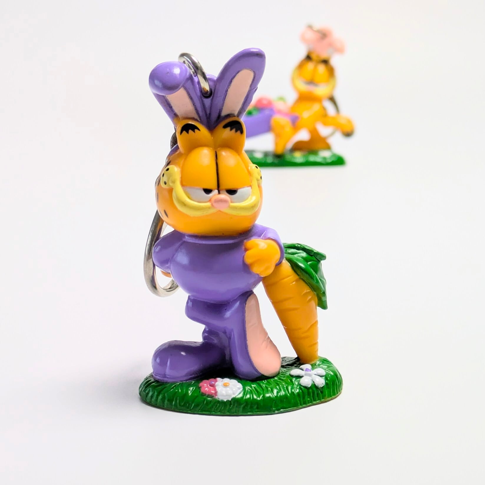 ☆VINTAGE 80'☆【 Garfield ( ガーフィールド ) 】 PVCフィギュア キーホルダー イースターバニー / パープル 〚アメリカン雑貨 アメトイ〛