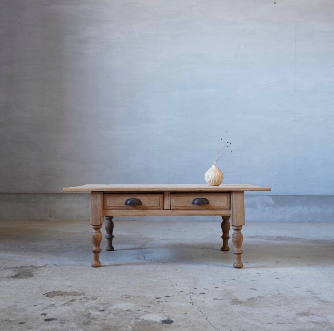 ろくろ脚のコーヒーテーブル