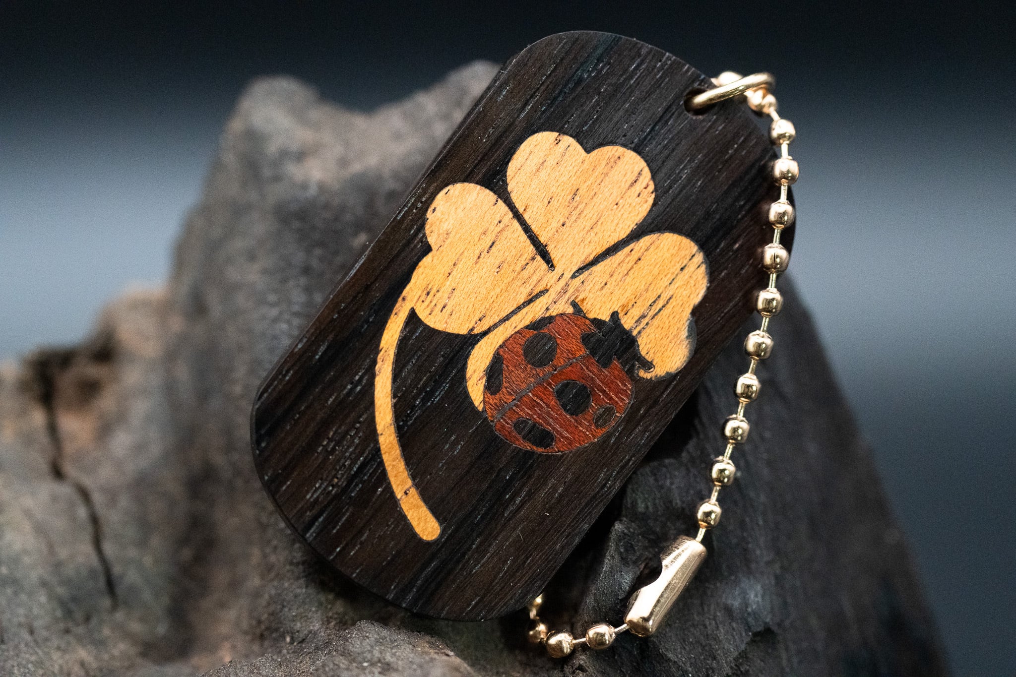 ※【音楽業界屈指の銘木】 ハカランダ ドッグタグ 象嵌 幸運を運ぶナナホシテントウ