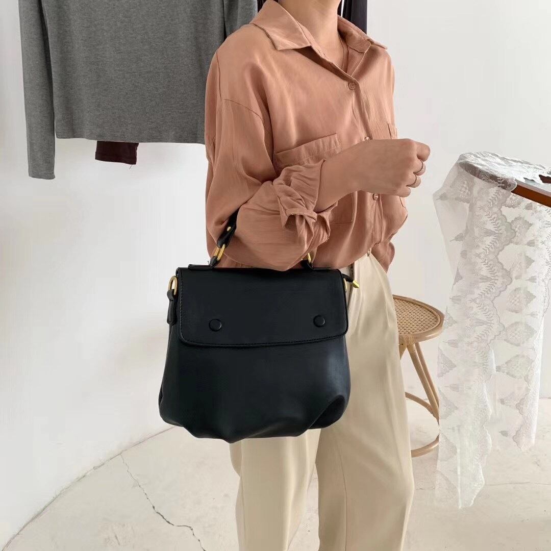 フラップハンドバッグ