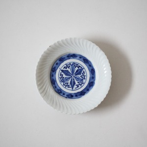 伊万里染付捻文小皿（その１）d11.9cm　Imari Blue and White Small Dish with Twisted Pattern　19th-20th C