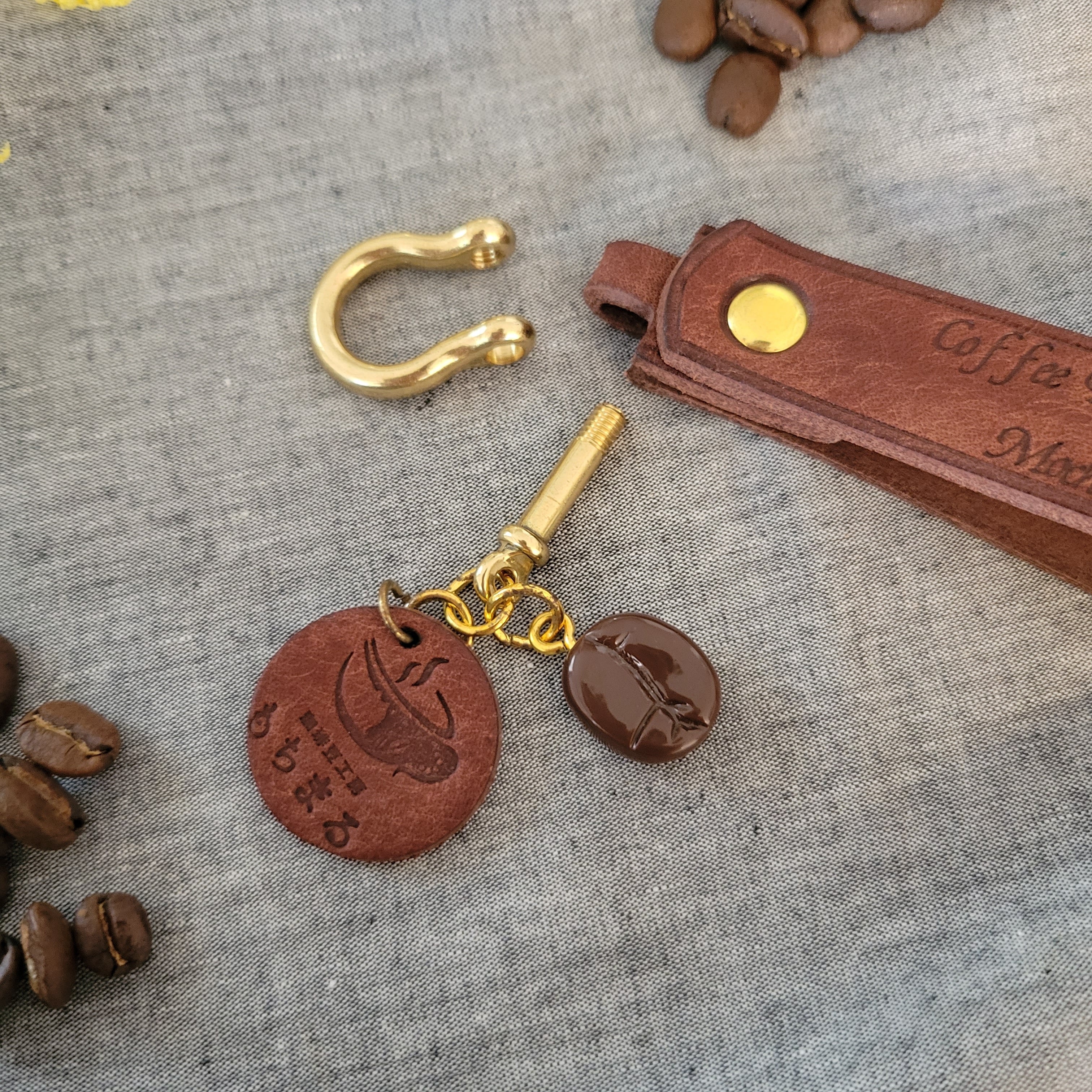 英字表記入りループベルトキーホルダー 牛本革 コーヒー豆ロゴチャーム