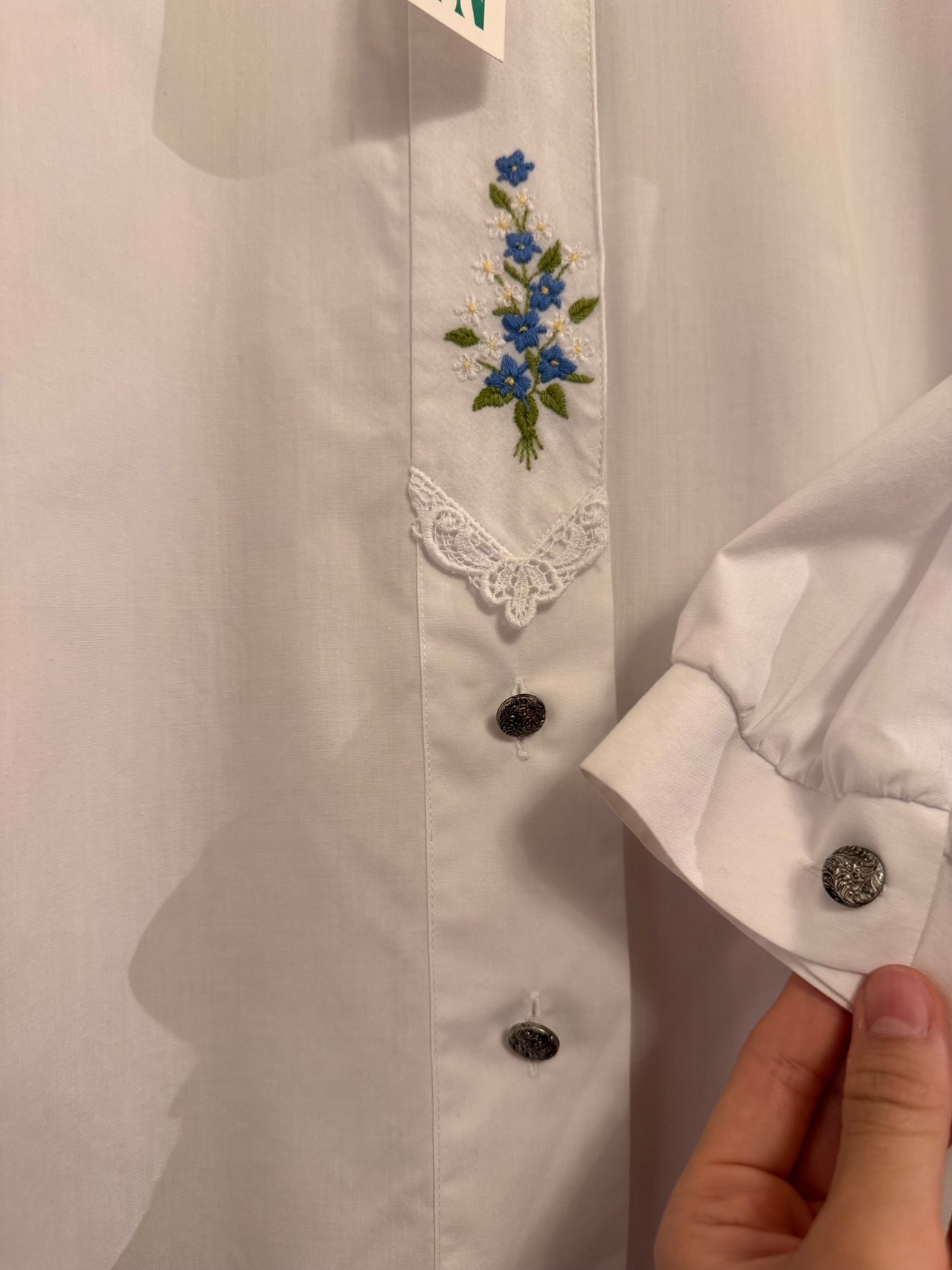 フロント刺繍 シルバーボタン ブラウス
