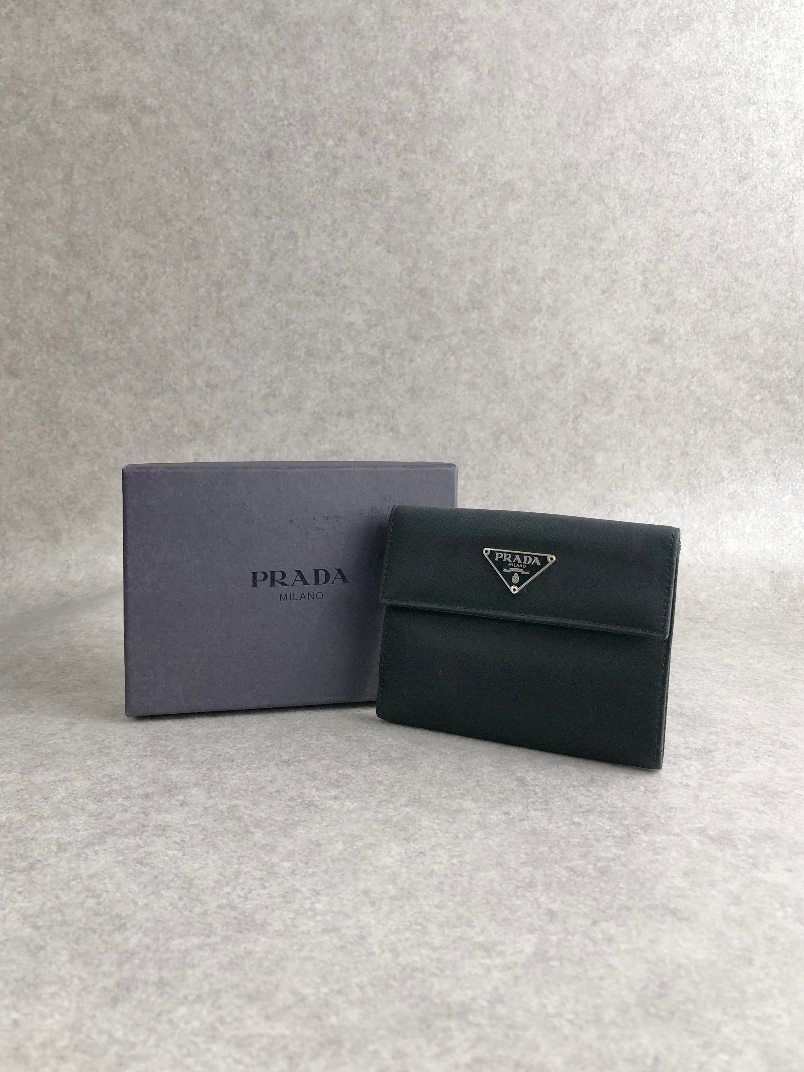 PRADA プラダ 財布 ブラック トライアングルロゴ ナイロン 2つ折り