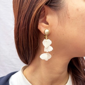 チョウザメ鱗３連イヤリング