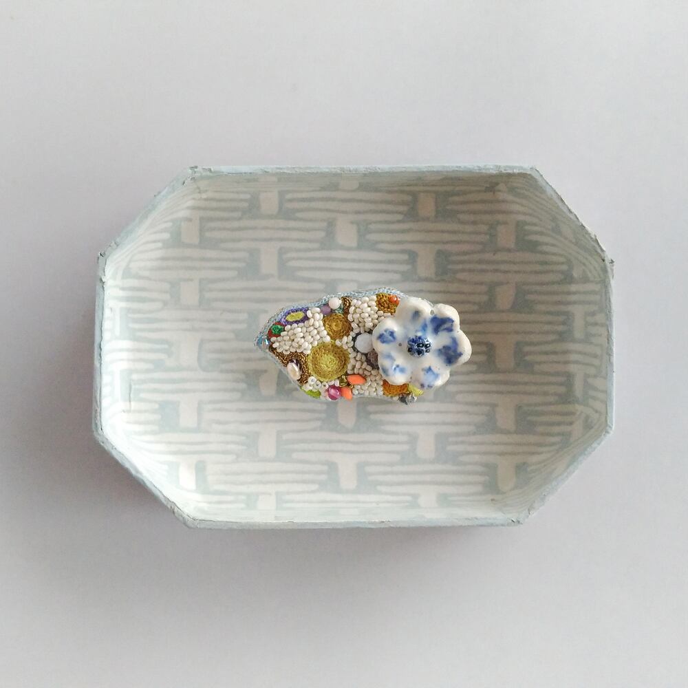 陶器花ブローチ＜ブルー＞ | Rika Ogasawara｜ 福岡 フランス オート