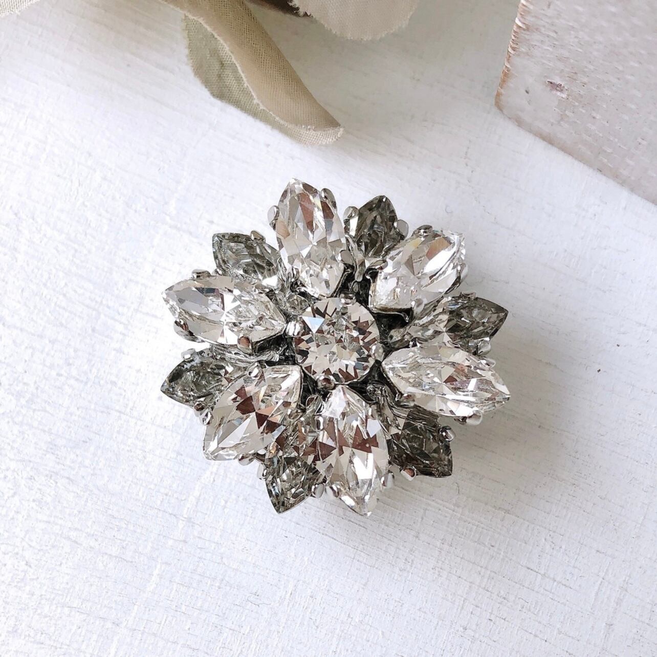 ✧₊⁎スワロビジューブローチ⁎⁺˳✧༚ 径約28mm マグネットタイプ/ピン