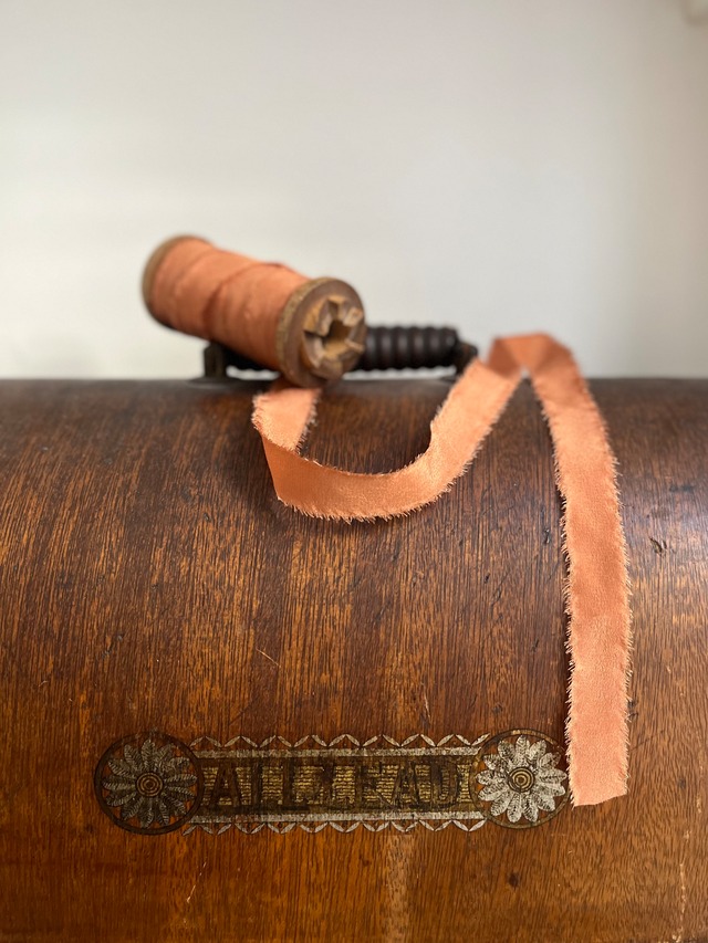 【シルクリボン】8.オレンジ  幅約1.5cm アニバーサリーリボン 絹100％／（長さ約4.5m） ウェディングカード・カリグラフィー・ラッピング・装花・発表会に最適