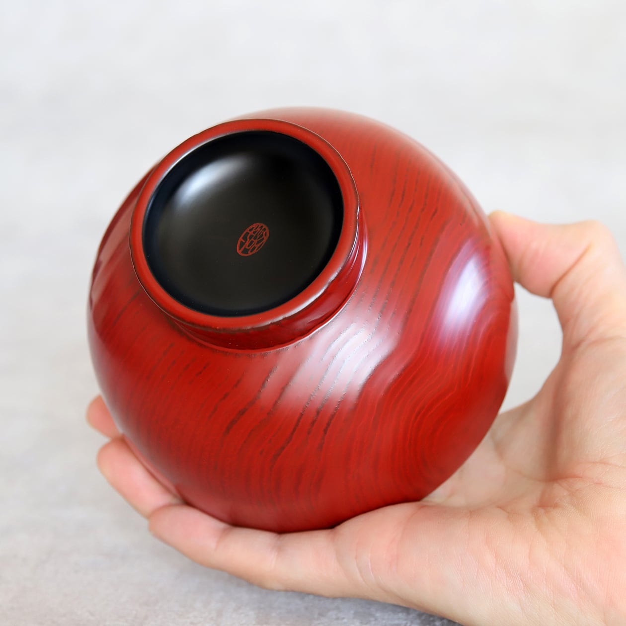 お味噌汁がたっぷり入るサイズ。漆の質感と自然な木目の味わいもある