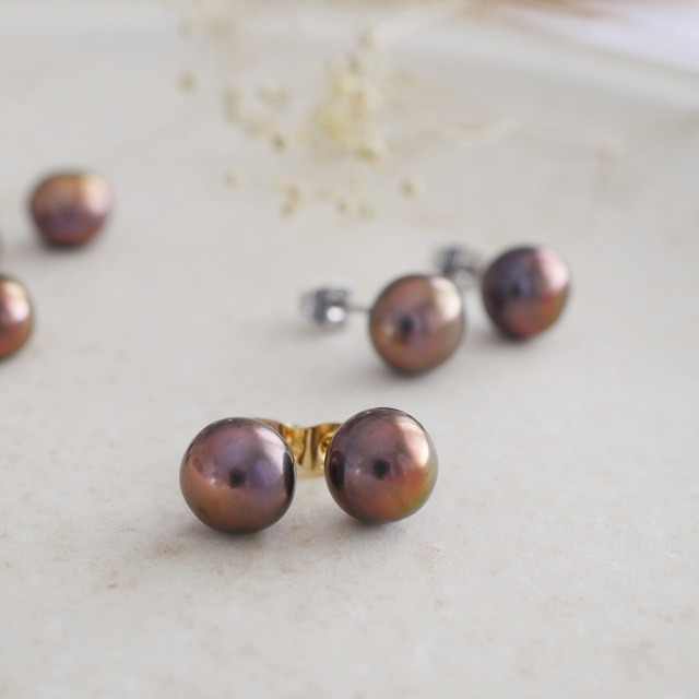 【数量限定】秋トレンドカラー 淡水パールチョコレートブラウン色の一粒ピアス/イヤリング ダークブラウン 金属アレ対応