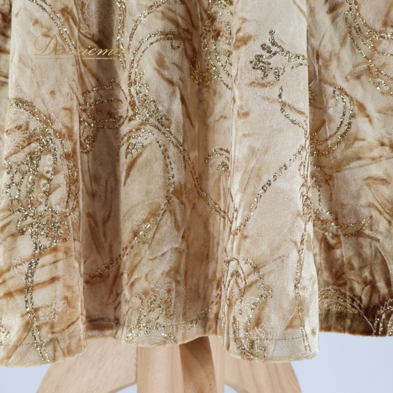 フラダンス 衣装 ワンピース ドレス アロハスタンダード ゴールド系 ALOHA STANDARDS ベロア 刺繍 スパンコール 日本製 高級感 豪華 上品 長袖 華やか ハワイアン アロハ フラ ダンス レッスン 練習 ブラウン系 ゴールド 上質 エレガント