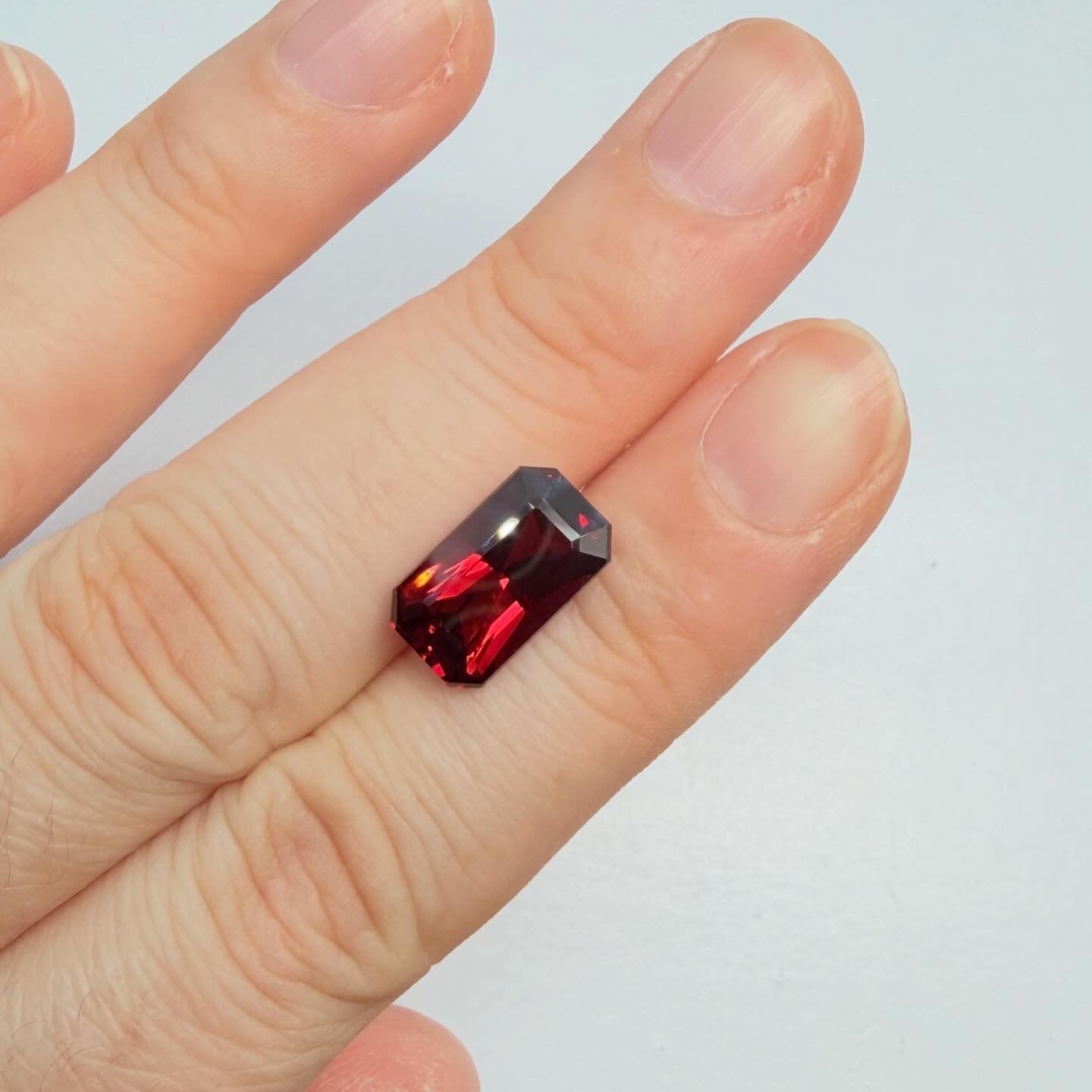 サラブレッドのような重厚感のあるスペサルティンガーネット