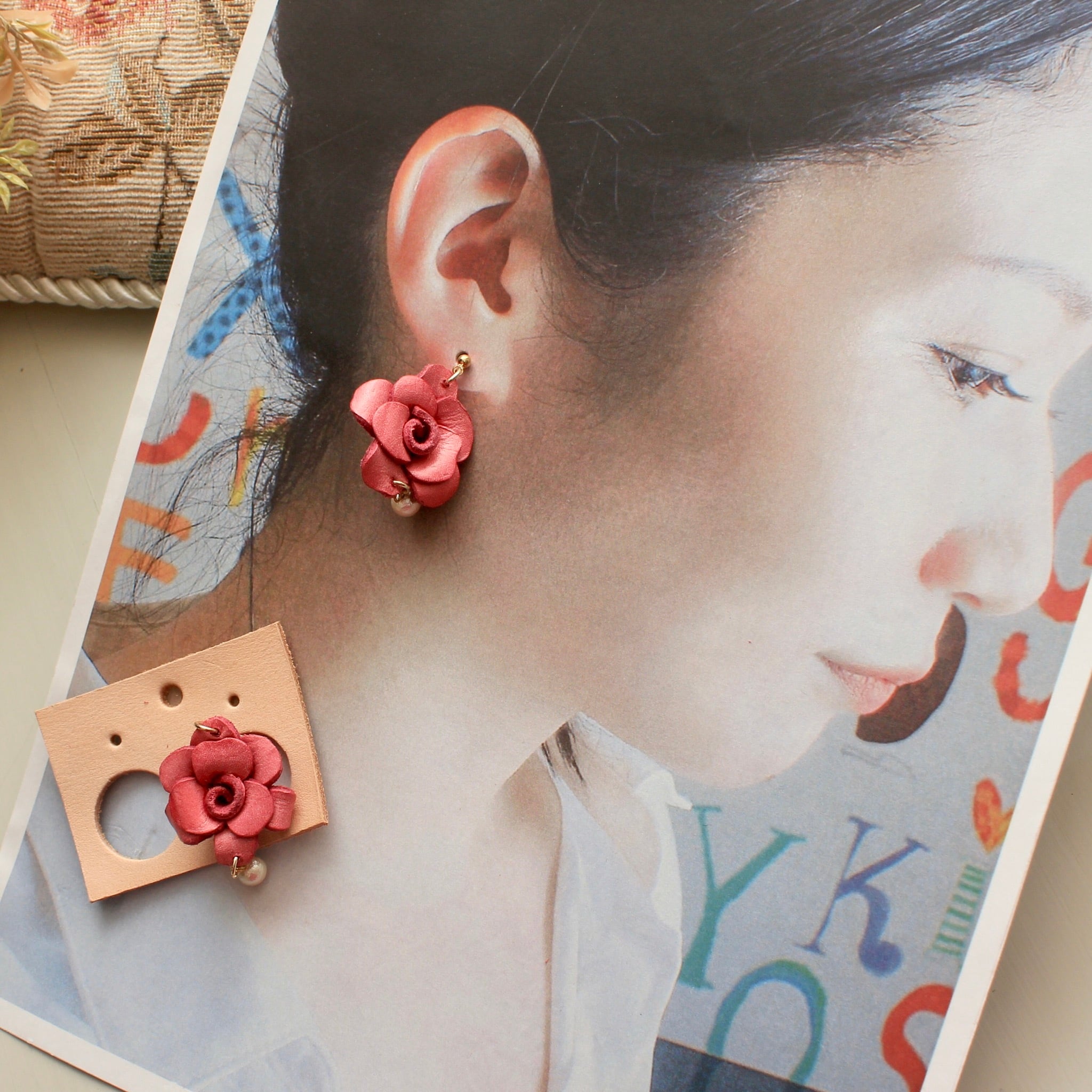 薔薇 の 花 ピアス ピンク ローズ牛革 本革 花びら モチーフ | 革小物