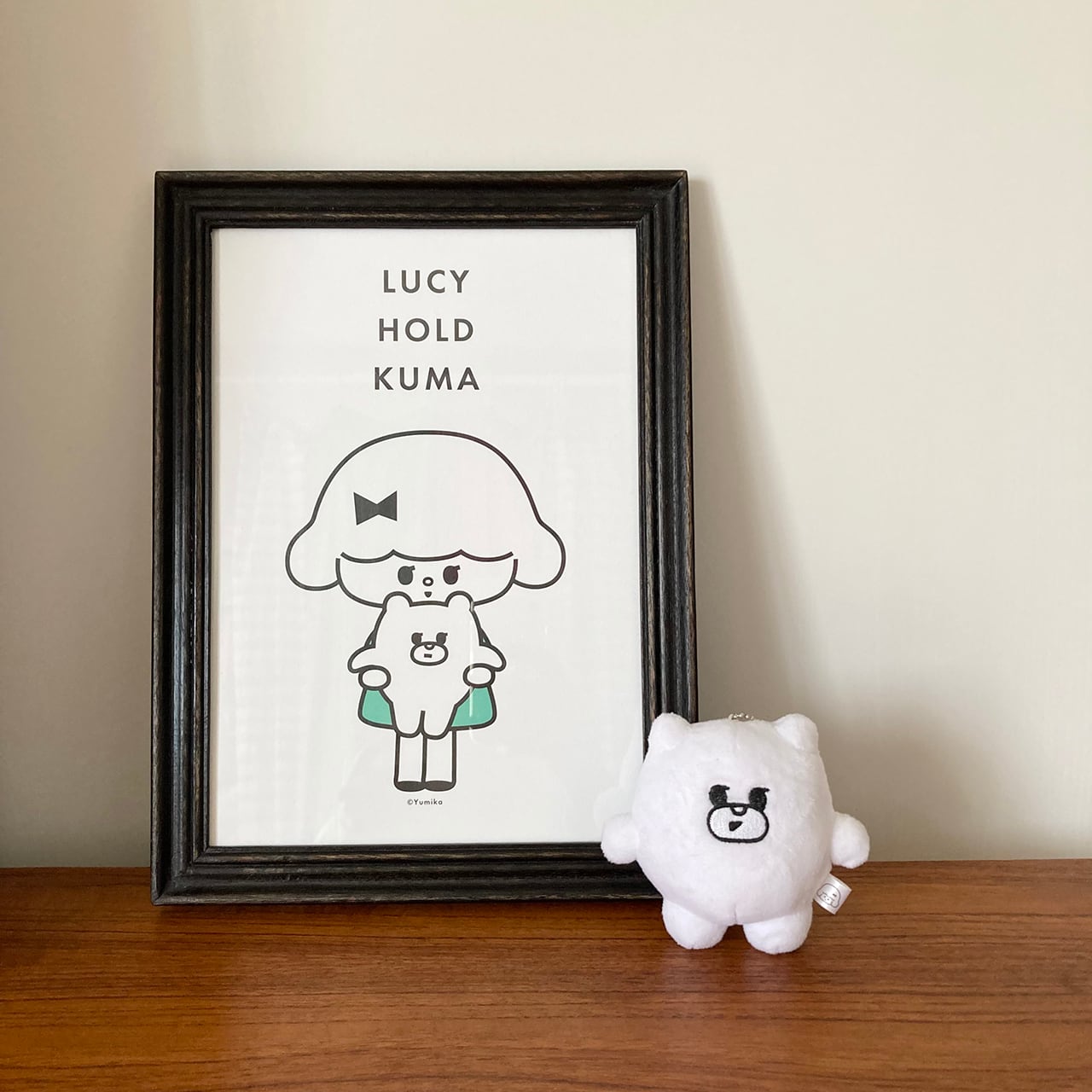 A4サイズポスター「LUCY HOLD KUMA」