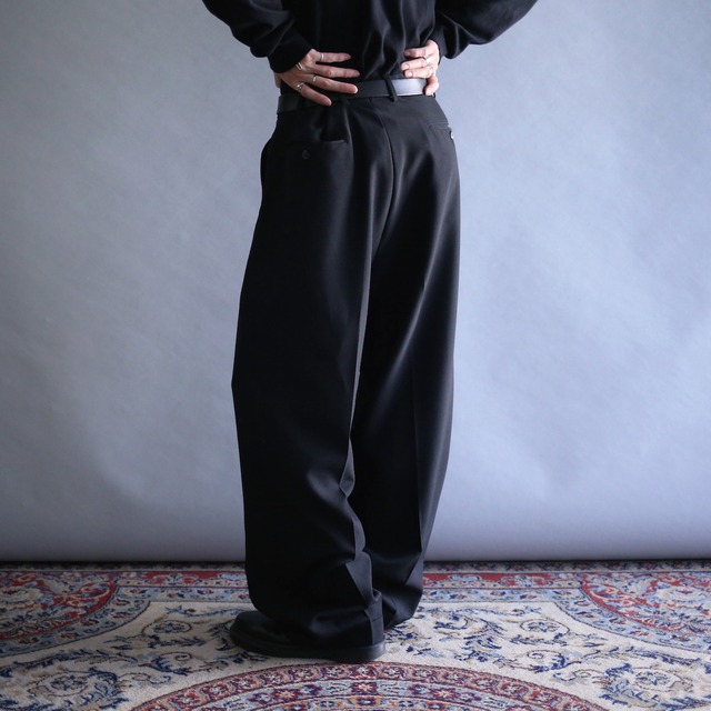 2-tuck tapered silhouette black wide slacks