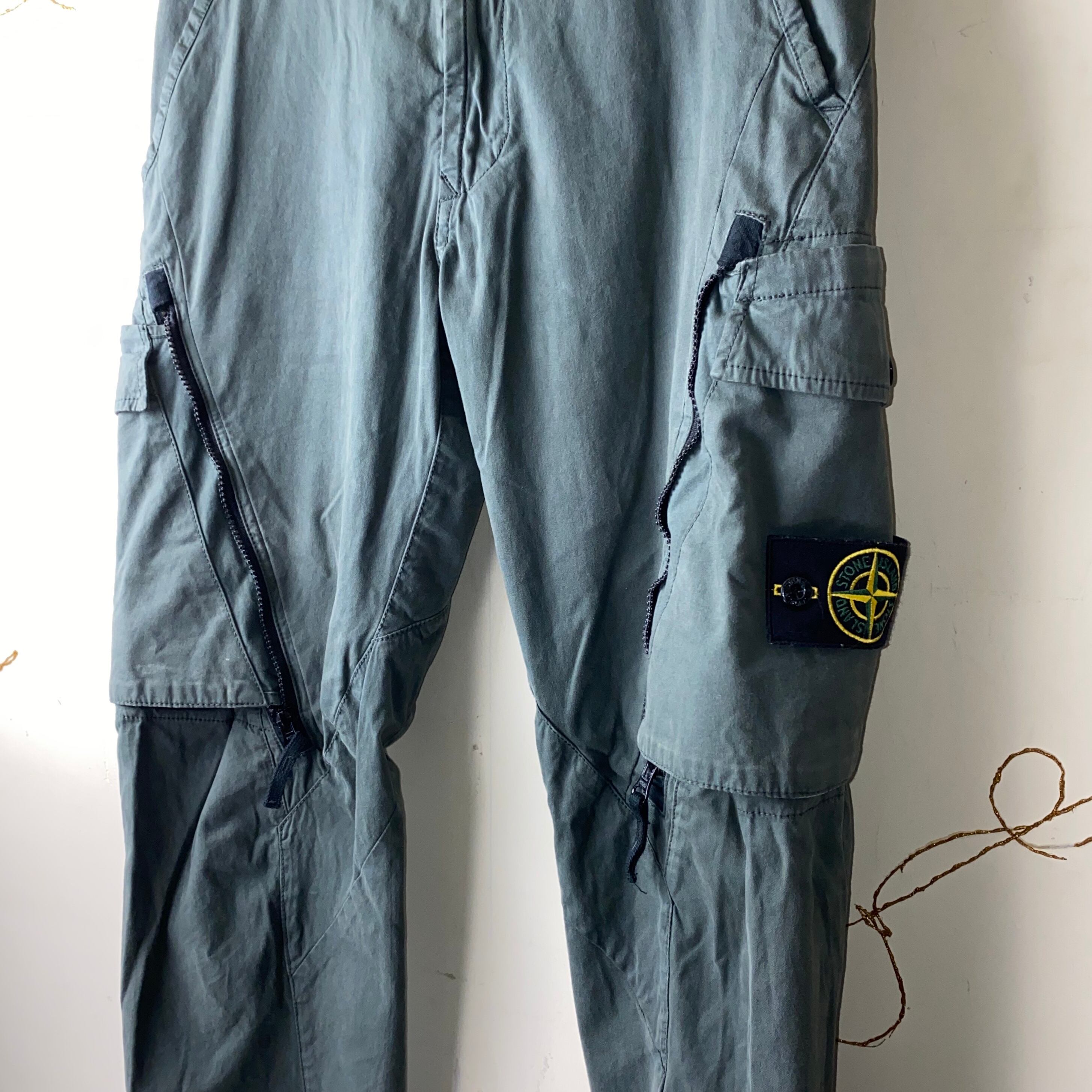 STONE ISLAND gimmick cargo pants | NOIR ONLINE