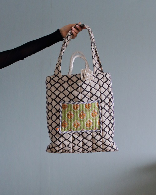 Block quilt tote. [BLK＆BEG ]