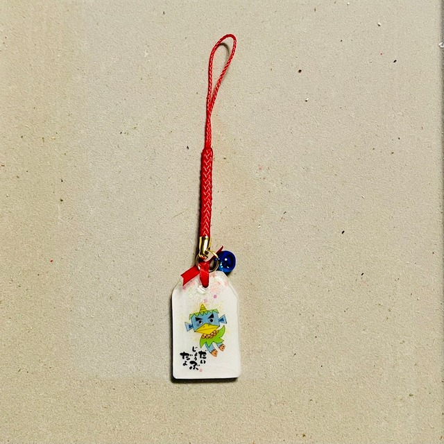 お守り　ホワイト　ストラップ:赤　鈴:青