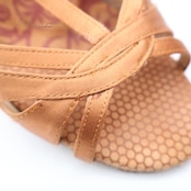 社交ダンス 衣装 ラテン シューズ 22.5cm ブラウン系 Ads 靴 くつ ヒール レディース ストラップ 茶 明るい 光沢 上品 練習 レッスン イベント ステージ かわいい ダンス衣装 ラインストーン キラキラ