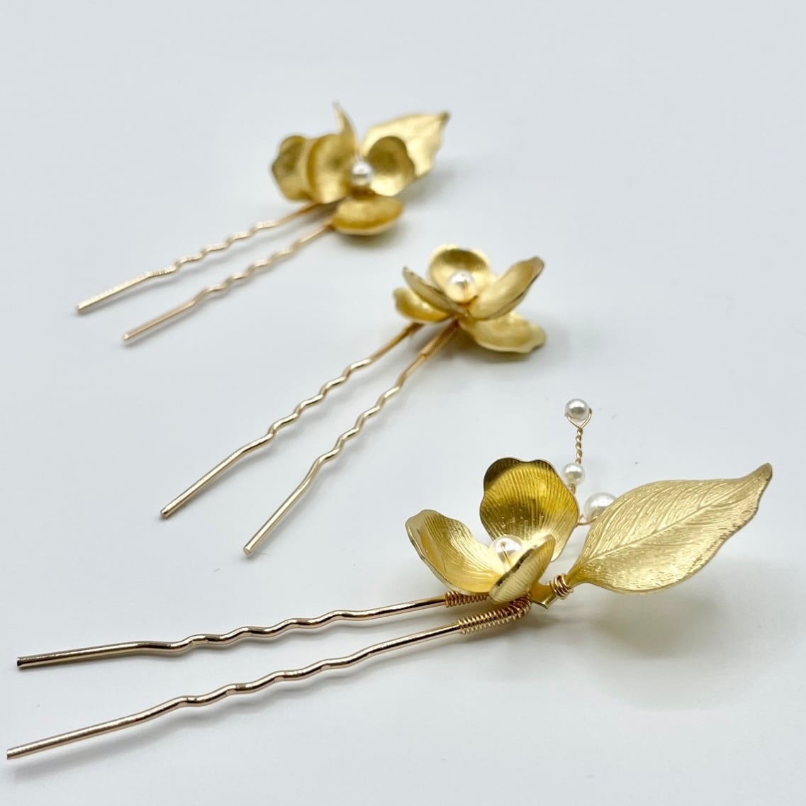 H-254【ブライダル アクセサリー ゴールド フラワー & リーフ ヘアピン 3本セット 】
