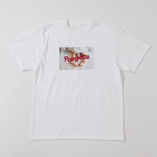 BED IN PHOTO H/S TEE  / WHITE