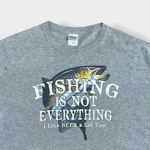 【GILDAN】プリント Tシャツ 魚 fishing 釣り ロゴ イラスト 半袖 X-LARGE グレー US古着