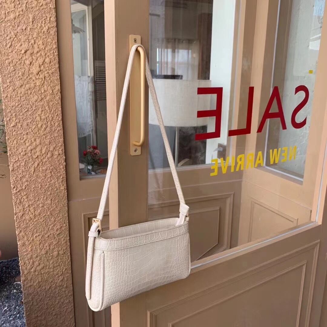 クロコ型押しショルダーバッグ