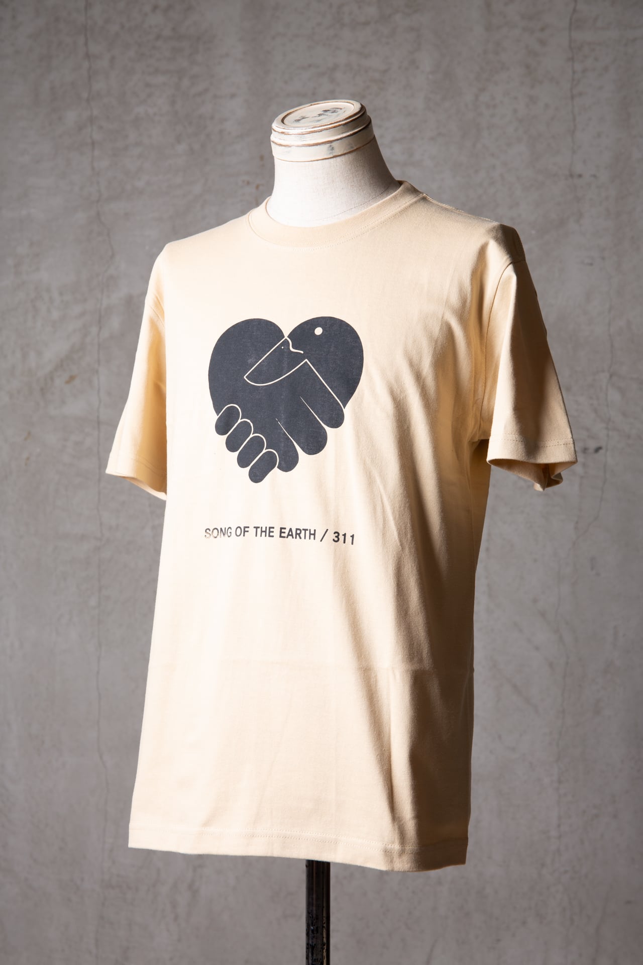 SOTE × Jerry Ukai（ジェリー鵜飼）Tシャツ（鳥と手FP）〈BEIGE
