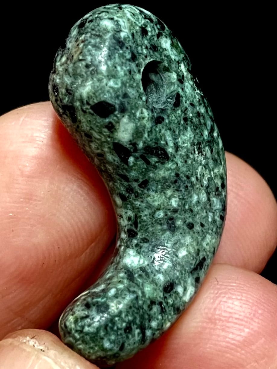 4) 秘中の秘！超霊石「幻の黒遠野」勾玉M(ハンドメイド) | レムリアの太陽