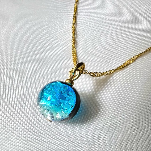 琉球ホタルガラスネックレス　波照間ブルー10mm蓄光タイプ