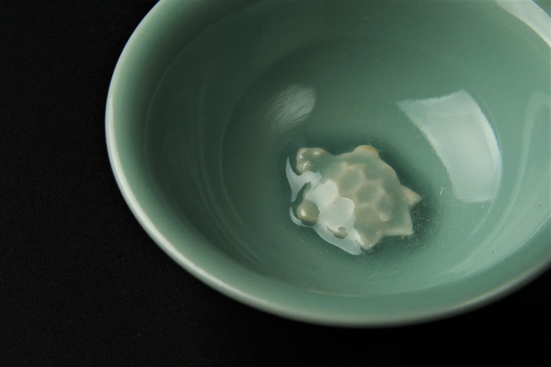 水芙蓉送料無料　江戸時代　青磁亀文向付　18.5×12ｃｍ 488>青磁貼花亀文盃 清水焼 | 陶香堂オンラインストア