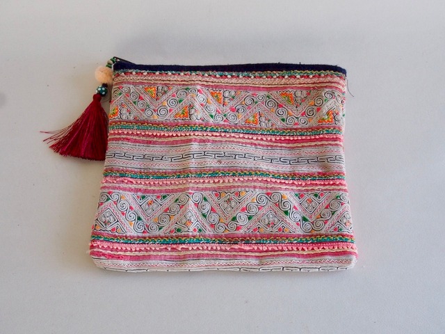 WHITE HMONG - OLD EMBROIDERY POACH / A