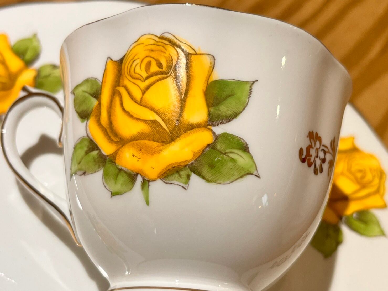 【英国ビンテージ】ロイヤルアルバート★ティーローズ★テニスセット 英国ビンテージ】ロイヤルアルバート☆ティーローズ☆テニスセット