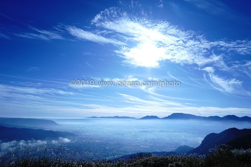 雲海に囲まれた阿蘇山の風景