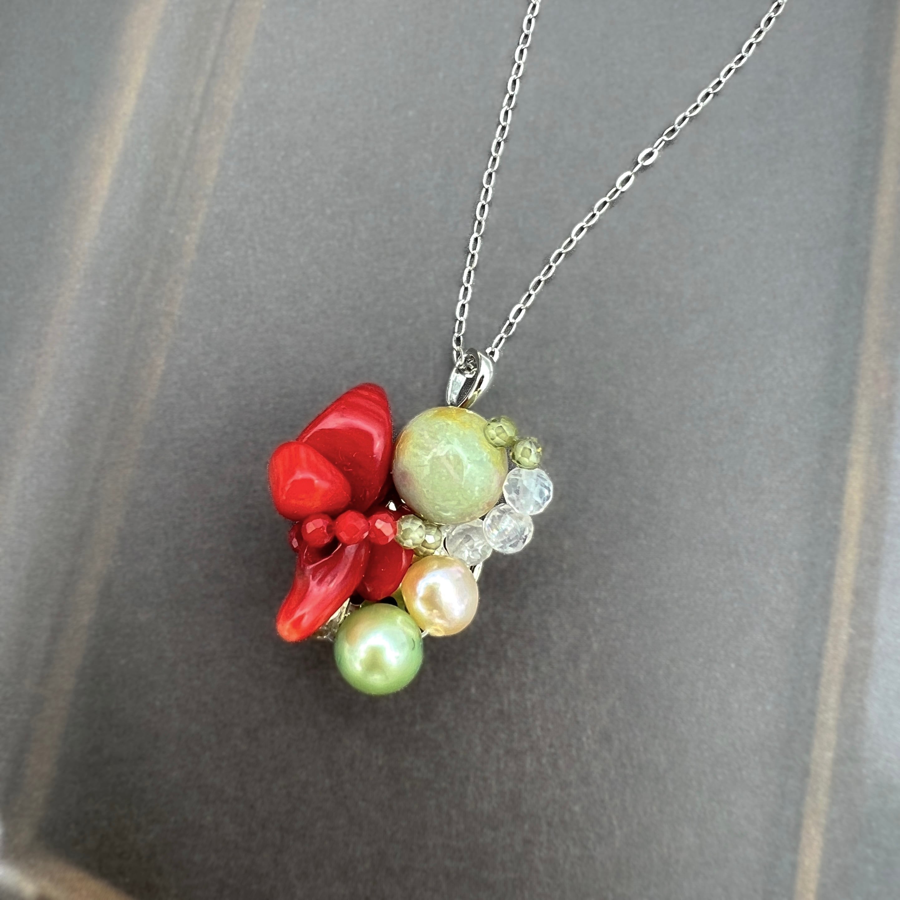 レッドコーラル（染めの赤珊瑚）、淡水パール、高品質ペリドット